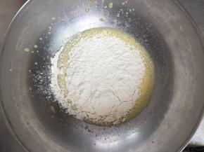 加入25g过筛的低粉，拌匀