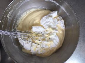 剩余的蛋白霜用打蛋器稍微打发一下，再分两次加入面糊中翻拌均匀