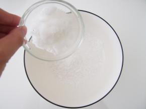 水晶糕点粉加入白糖，搅拌均匀。