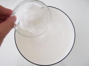 水晶糕点粉加入白糖，搅拌均匀。