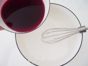 加入红苋菜汁，搅拌均匀成为面糊。