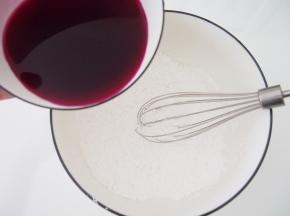 加入红苋菜汁，搅拌均匀成为面糊。