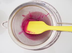 将面糊进行过筛。