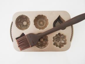 模具上刷上一层黄油防粘。