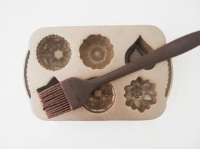 模具上刷上一层黄油防粘。