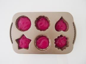 倒入过筛后的面糊，模具一半满即可，大火蒸2分钟。