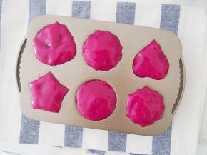 倒入剩下的面糊填满模具，放入锅中，蒸约6分钟左右熟透即可。