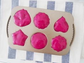 倒入剩下的面糊填满模具，放入锅中，蒸约6分钟左右熟透即可。