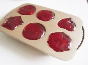 蒸好的水晶糕晾凉后脱模即可。