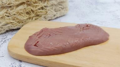 猪腰清洗干净去除白色部分（白色部分有腥味）切十字花刀。