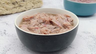 切好的猪腰加一勺白醋拌一下、再清洗干净、加啤酒没过猪腰浸泡5分钟。