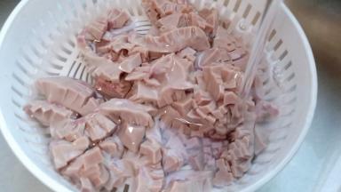 用流水把猪腰清洗干净、看着猪腰洗到泛白就差不多。加蛋清一个、红薯粉半勺抓上浆腌制5分钟。