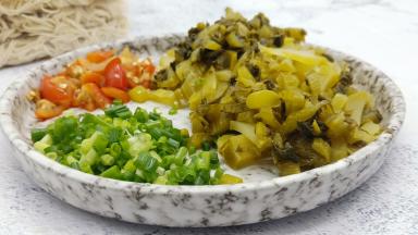 泡椒、酸菜、吃切好备用。