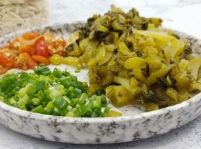 泡椒、酸菜、吃切好备用。