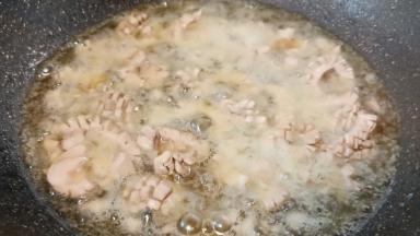 锅里加适量的加拿大芥花油（芥花油是一种多用途的烹饪油，它的颜色和气味都很淡，质地轻，耐热度高（烟点达242 °C/368 °F），这些特质使得以它烹饪出的菜肴不仅能够凸显食材原味，还富含身体不能主动合成的必须营养成分，达到营养均衡）油温五成热下猪腰油炸10秒钟捞起锅。