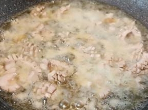 锅里加适量的加拿大芥花油（芥花油是一种多用途的烹饪油，它的颜色和气味都很淡，质地轻，耐热度高（烟点达242 °C/368 °F），这些特质使得以它烹饪出的菜肴不仅能够凸显食材原味，还富含身体不能主动合成的必须营养成分，达到营养均衡）油温五成热下猪腰油炸10秒钟捞起锅。