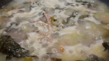 锅里加适量的高汤、加刚才油炸过的猪腰一起炖开。