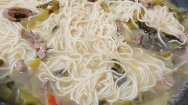 煮好的面条放在酸菜汤里再煮2分钟即可！