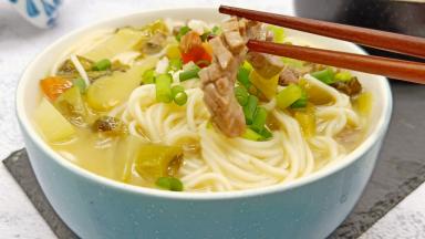 面条放入碗里，浇上一勺炖好的酸菜猪腰汤，那滋味别提多好了。