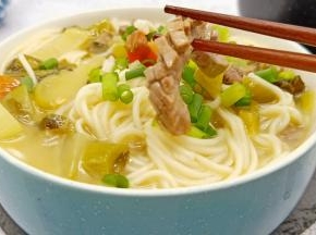 面条放入碗里，浇上一勺炖好的酸菜猪腰汤，那滋味别提多好了。