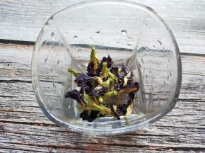 杯子里放入蝶豆花