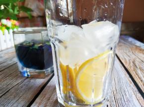 杯子里放入柠檬和冰块