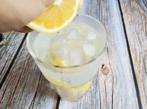 滴入柠檬汁