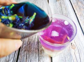 最后到入泡好的蝶豆花水