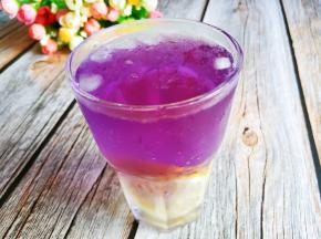 清凉爽口的一杯柠檬冰饮制作完成。