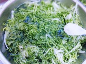 买回来的苦菊摘干净，去根放入纯净水中清洗，再加入2g盐泡15分钟！