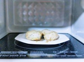 即食鸡胸肉放入微波炉中加入2分钟。