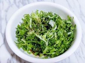 泡过的苦菊再次用纯净水冲洗，淋干水份，切段。