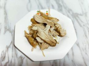 加入的鸡胸肉用手撕开。（大小块根据个人喜欢）