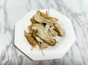 加入的鸡胸肉用手撕开。（大小块根据个人喜欢）