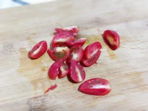 小番茄洗干净，一切四。