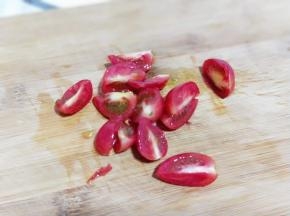 小番茄洗干净，一切四。