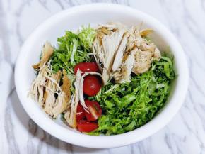 将撕好的鸡胸肉，小番茄苦菊放入器具中。