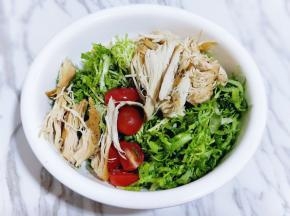 将撕好的鸡胸肉，小番茄苦菊放入器具中。