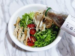 加入沙拉汁，拌均匀！