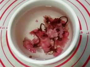 樱花要提前浸泡。