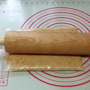 消化饼装入保鲜袋中碾压碎（也可用料理机打碎）