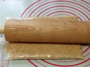 消化饼装入保鲜袋中碾压碎（也可用料理机打碎）