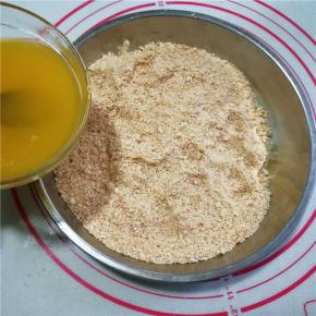 黄油加入消化饼干粉末中