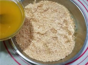 黄油加入消化饼干粉末中