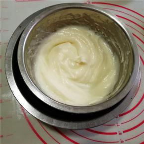 准备制作慕斯液：奶油奶酪加入糖粉隔热水搅拌顺滑