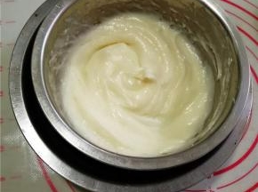 准备制作慕斯液：奶油奶酪加入糖粉隔热水搅拌顺滑