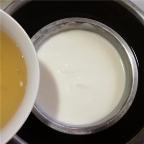 再加入浸泡的吉利丁粉搅拌至融化