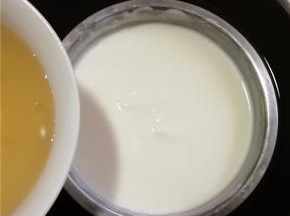 再加入浸泡的吉利丁粉搅拌至融化