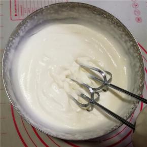 淡奶油打发至八成