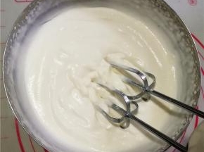 淡奶油打发至八成